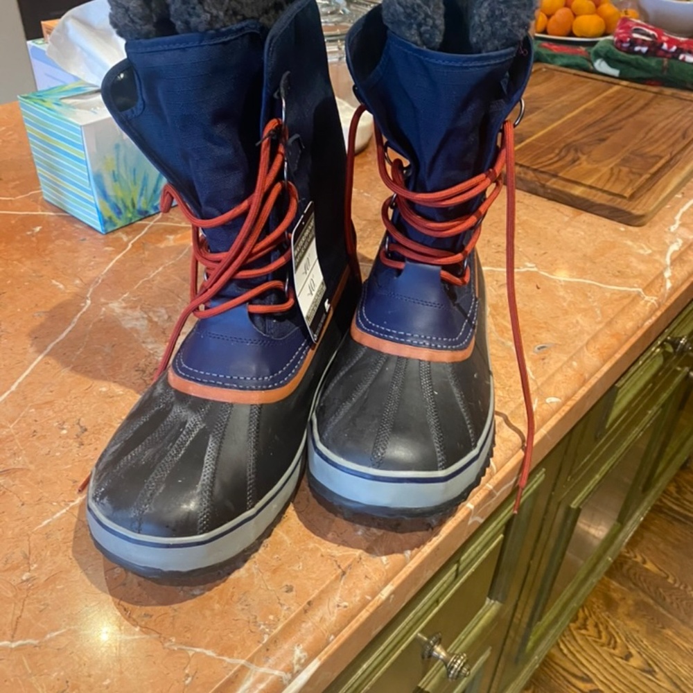 Sorel Men's after ski boots, size 13 never worn waterproof tags attached